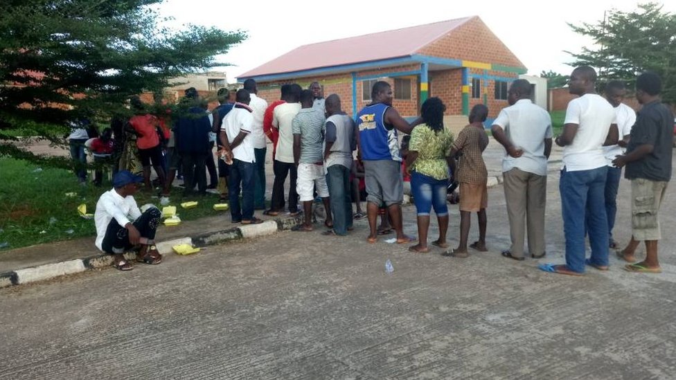 Admist #Covid-19 Large Crowds Floods Lagos Offices In A Bid To Obtain NIN