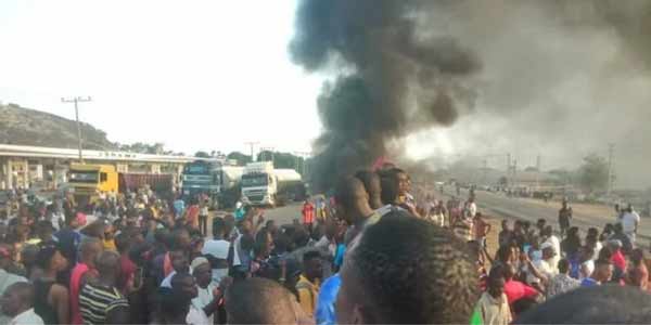 Protest As Residents Of Niger State Blocked Abuja-Kaduna Highway