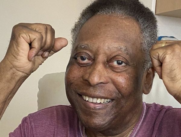 Pele Leaves Hospital After Treatment For Colon Tumour