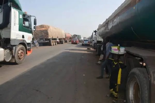 FG Orders Evacuation Of Trucks, Trailers On Abuja-Kaduna-Kano Highway