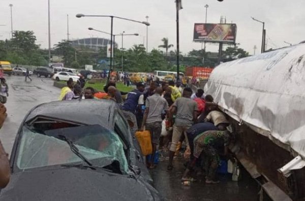 Lagos Residents Scoop Fuel From Fallen Petrol Tanker