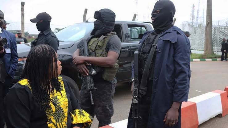 BREAKING: DSS Storms EFCC Lagos Office, Barring Officers From Entering