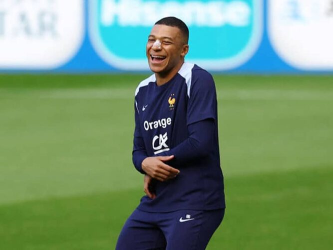 Kylian Mbappe Returns to France Training with Bandaged Nose After Injury
