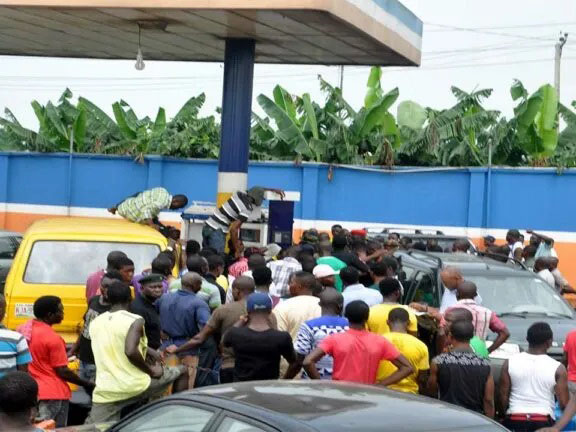 Fuel Scarcity Sparks Gridlock and Long Queues in Lagos