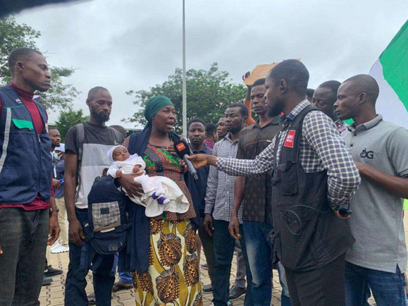 Mother with Baby Confronts Police After Teargas and Pepper Spray Used on Protesters