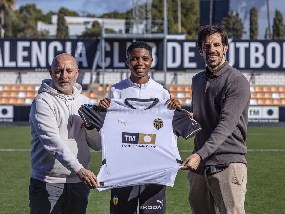 Transfer News: Valencia Signs Nigerian Forward Ezekiel