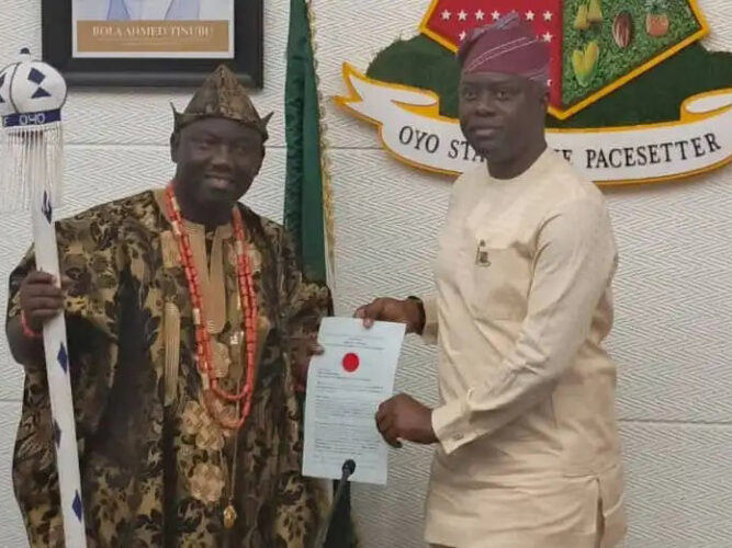 Makinde Presents Staff of Office to New Alaafin of Oyo