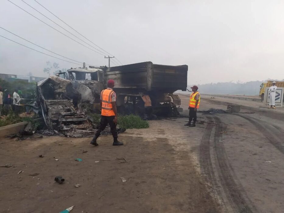 Eight Injured as ‘Molue’ Bus Crashes into Road Median in Lagos